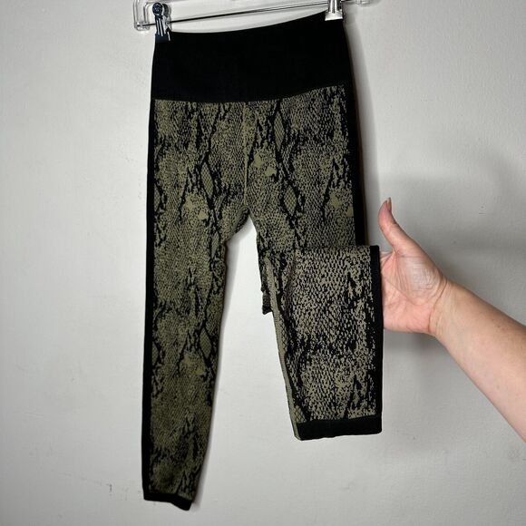 Fabletics Black & Gold Snake Print Ankle Leggings Wide Black Waistband S - Picture 4 of 12